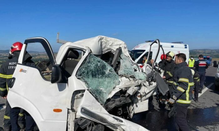 Kamyonet tıra arkadan çarptı: 1 ölü 1 yaralı