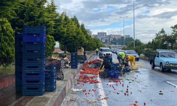 Kamyonet yan yattı, sebze ve meyveler yola saçıldı