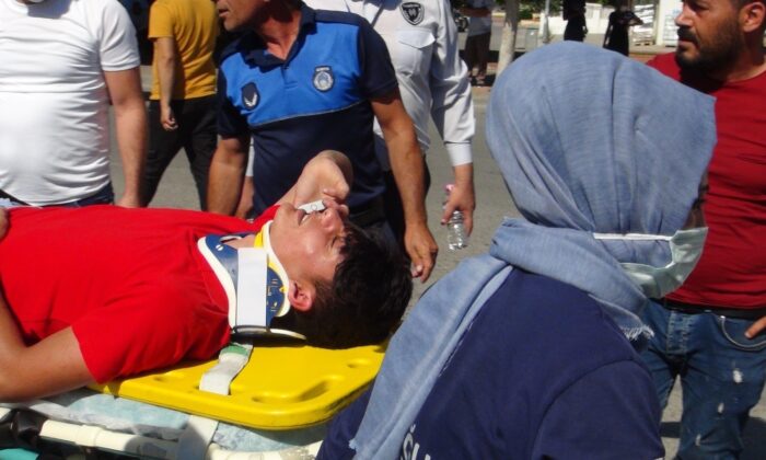 Kamyonete çarpan motosiklet sürücüsü başındaki kask sayesinde ölümden döndü