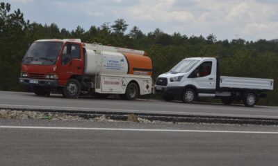 Kamyonetin altında kalan işçi yaralandı