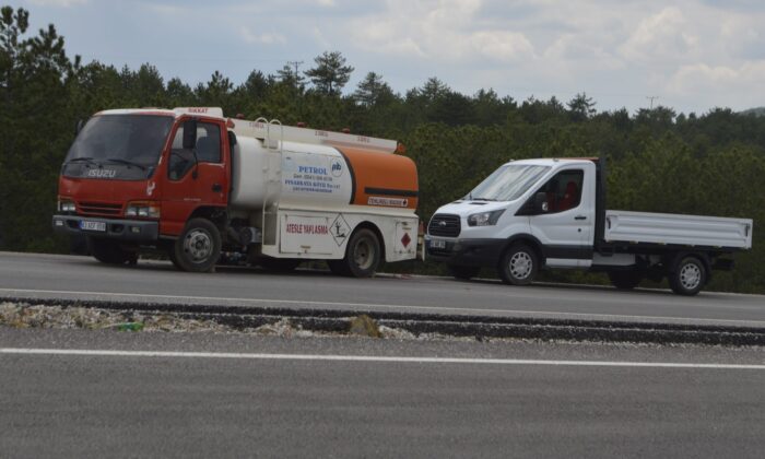 Kamyonetin altında kalan işçi yaralandı