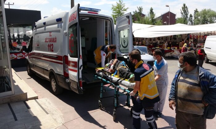 Kamyonetin çarptığı yaşlı adam yaralandı