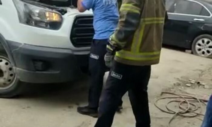 Kamyonetin motoruna giren yılan itfaiye ekipleri tarafından çıkarıldı