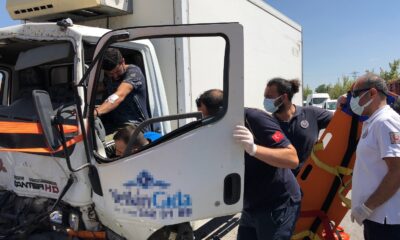 Kamyonette sıkışan sürücü çarptığı kepçenin yardımıyla kurtarıldı