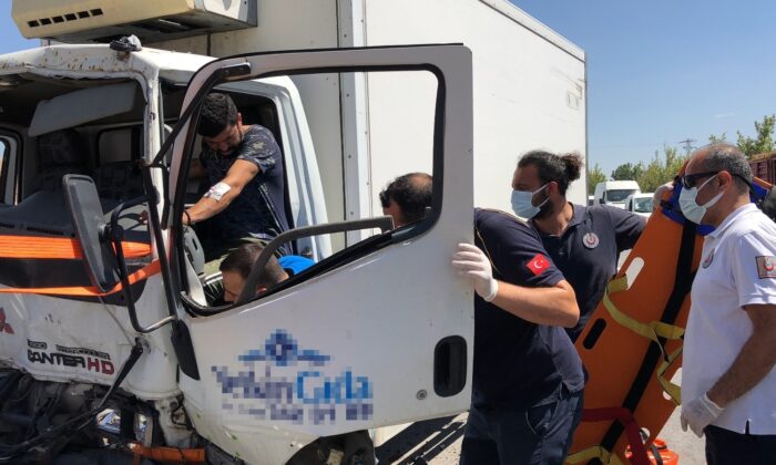 Kamyonette sıkışan sürücü çarptığı kepçenin yardımıyla kurtarıldı