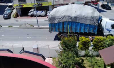 Kamyonetteki geri dönüşüm malzemeleri yola savruldu