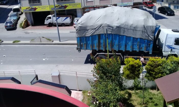 Kamyonetteki geri dönüşüm malzemeleri yola savruldu