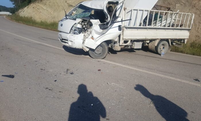 Kamyonla kamyonet çarpıştı, 2 kişi yaralandı