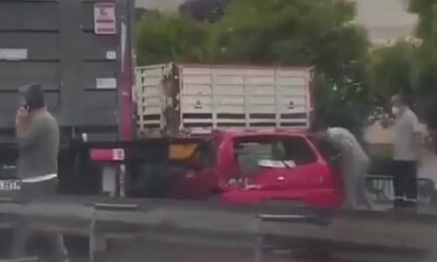 Kamyonun çarptığı otomobil tırın altına girdi: 3 yaralı