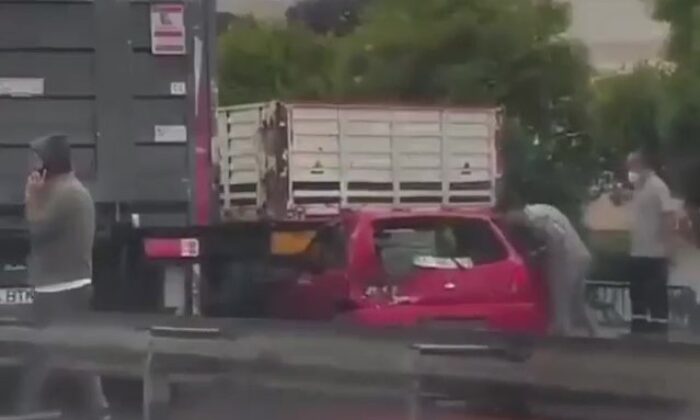 Kamyonun çarptığı otomobil tırın altına girdi: 3 yaralı