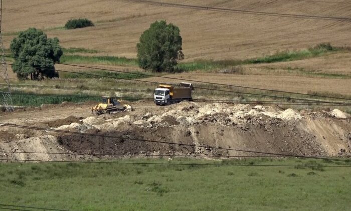 Kanal İstanbul şantiyesinden alınan hafriyatlar, yeni yollar için kullanılıyor
