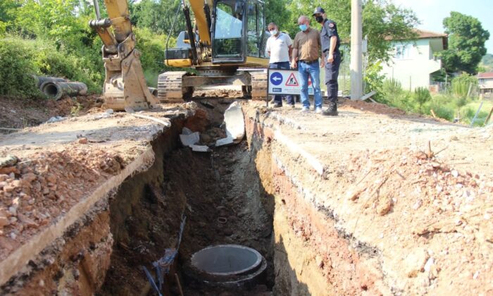 Kanalizasyon hattı çalışmaları sırasında toprak kaydı, işçi göçük altında kaldı