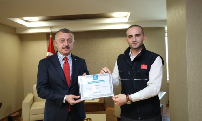 Kaplumbağayı kurtaran vatmana teşekkür belgesi verildi