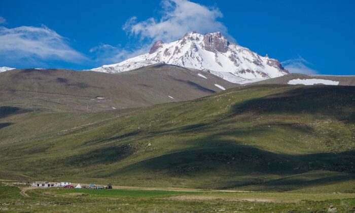 Kar yağışının ardından Erciyes beyaza büründü