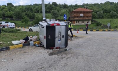 Karabük’te hafif ticari araç kavşakta devrildi: 2 yaralı