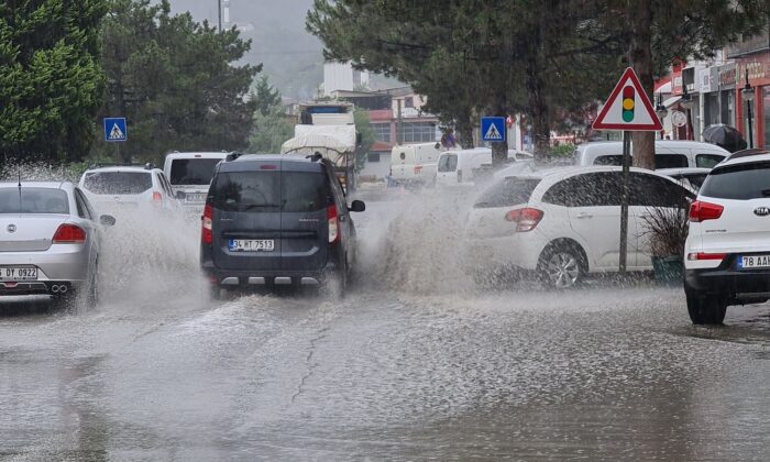 Karabük’te sağanak yağış yolları göle çevirdi
