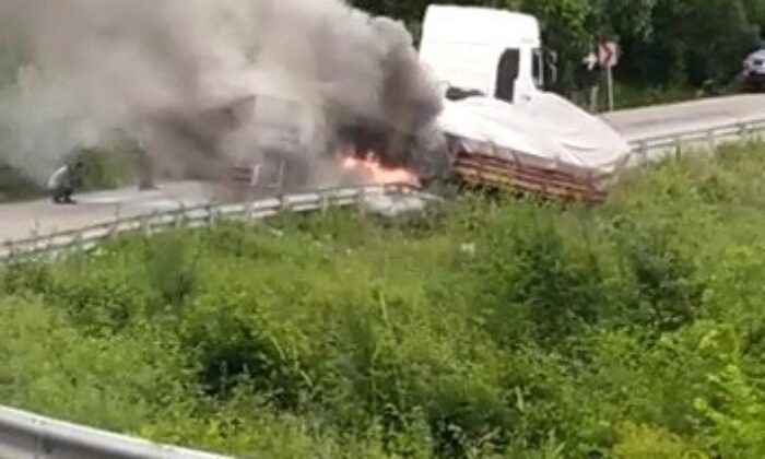 Karabük’te tırın lastikleri alev aldı