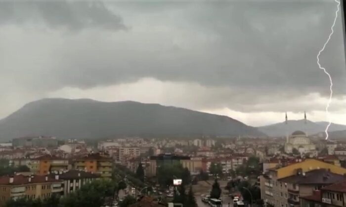 Karabük’te yıldırım düşme anı anbean kaydedildi