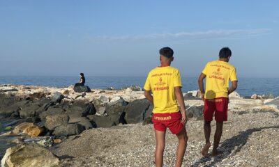 Karaburun’da serinlemek için denize giren çocuk ölümden döndü