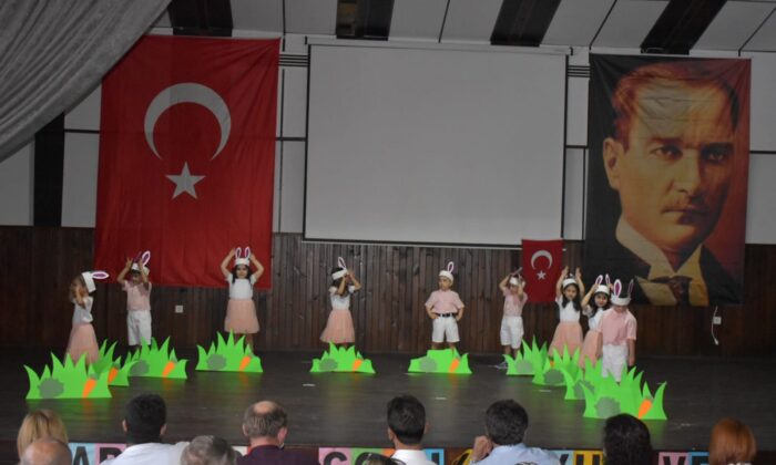 Karacasulu miniklerden yılsonu şenliği