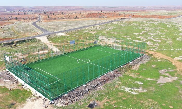 Karaköprü kırsalında yapılan çim sahalar hizmete sunuldu