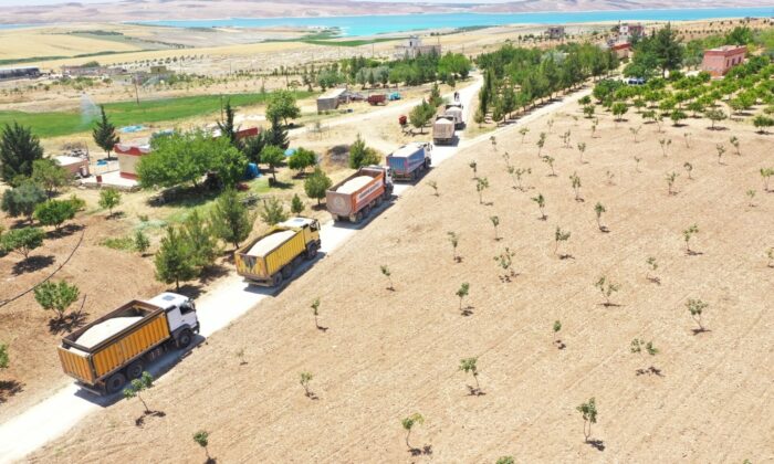 Karaköprü kırsalında yol atağı sürüyor