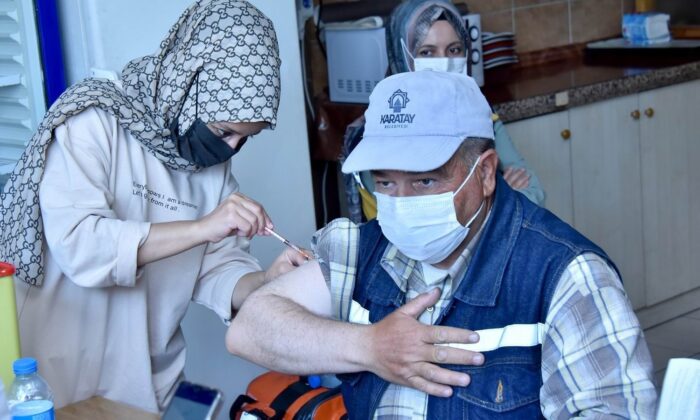Karatay Belediyesi personeli Covid-19 aşısı oluyor