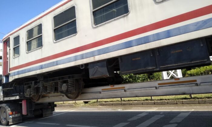 Karayolundaki tren vagonu şaşırttı