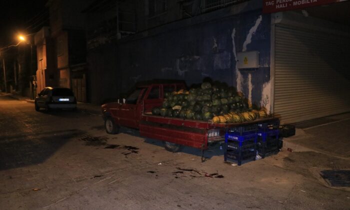 Karpuz sattığı sırada silahlı saldırıya uğrayan genç ağır yaralandı
