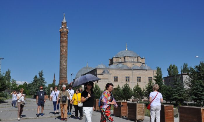 Kars’a turistler gelmeye başladı