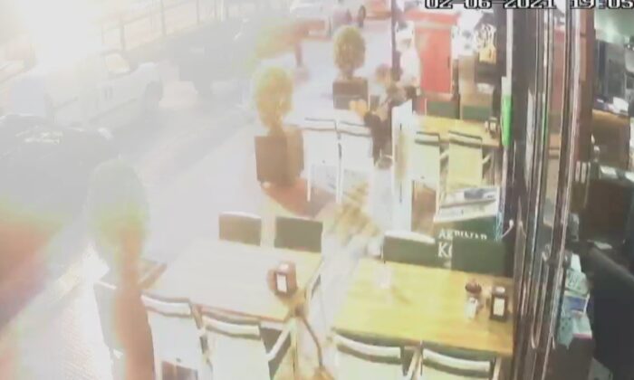 Karşı kaldırımdaki ağaca yıldırım düşünce neye uğradıklarını şaşırdılar