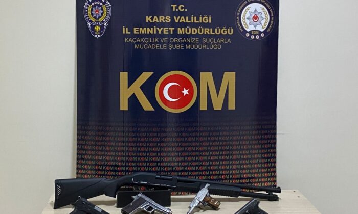 Kars’ta bir işyerinde silah ele geçirildi