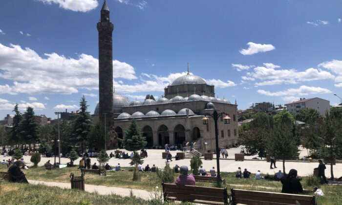 Kars’ta camilerde yağmur duası edildi