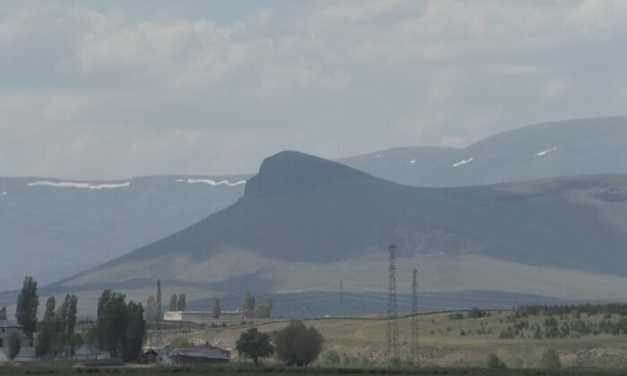 Kars’ta, goril siluetine benzeyen dağ görenleri şaşırtıyor
