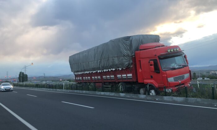 Kars’ta saman yüklü tır orta refüje çıktı