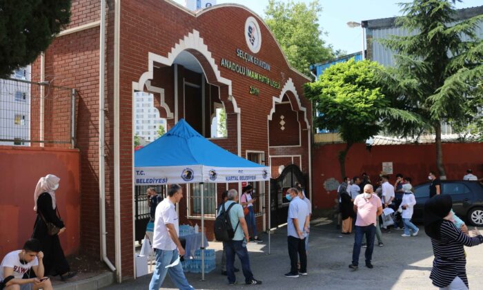 Kartal Belediyesi, YKS sınavına giren öğrencileri yalnız bırakmadı