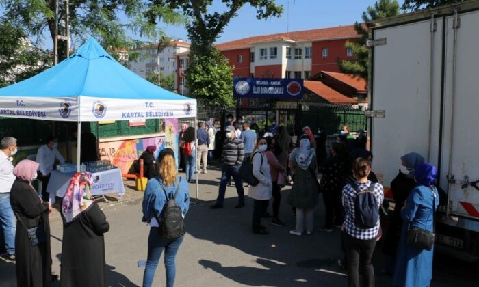 Kartal Belediyesi’den LGS öncesi okullarda maske, su ve dezenfektan ikramı