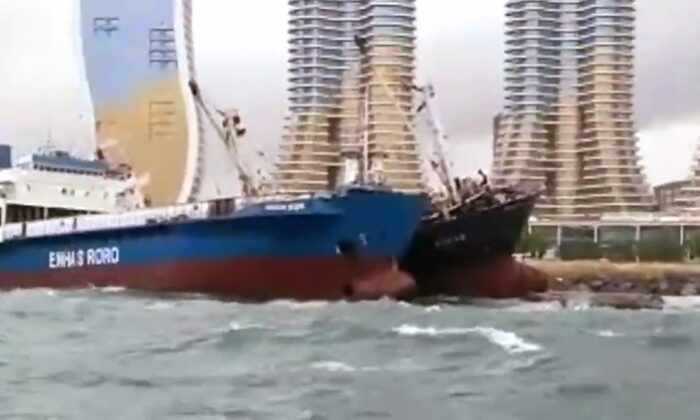 Kartal Sahili’nde halatı kopan gemi başka bir gemiye yaslandı