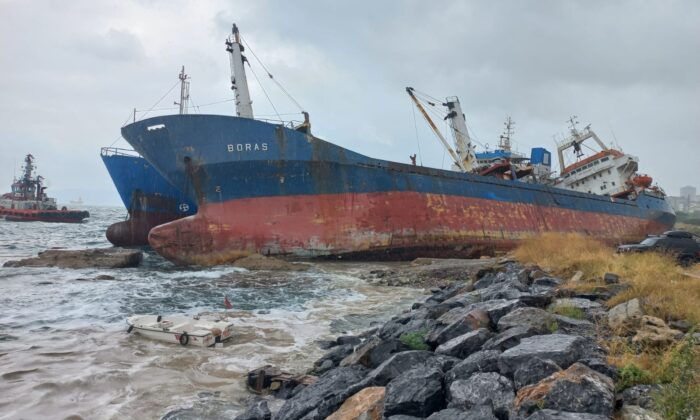 Kartal’da halatı kopan gemi, başka bir gemiye çarptı