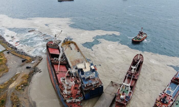 Kartal’da halatı kopması sonucu başka bir gemiye çarpan gemi, drone ile havadan görüntülendi.