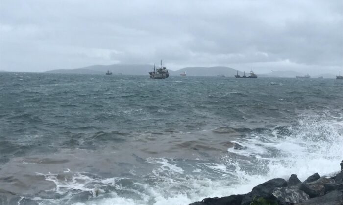 Kartal’da kuvvetli rüzgar nedeniyle Panama bayraklı kargo gemisi sürüklendi