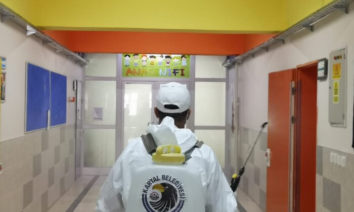Kartal’da yüz yüze eğitim öncesi okullar dezenfekte edildi