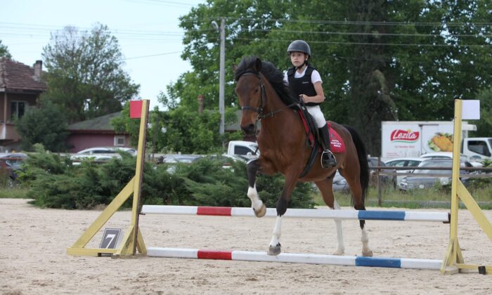 Kartepeli biniciler iki kupa birden kaldırdı