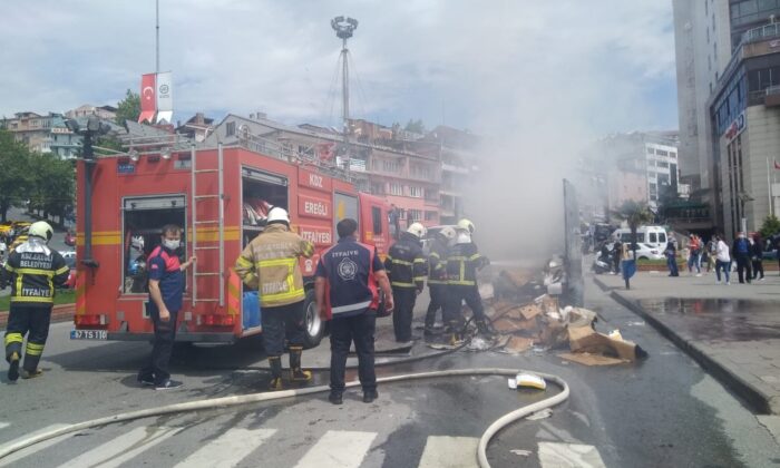 Karton yüklü kamyon alev aldı