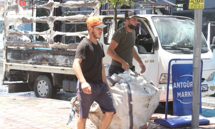 Karton yüklü kamyonet seyir halindeyken alev alev yandı