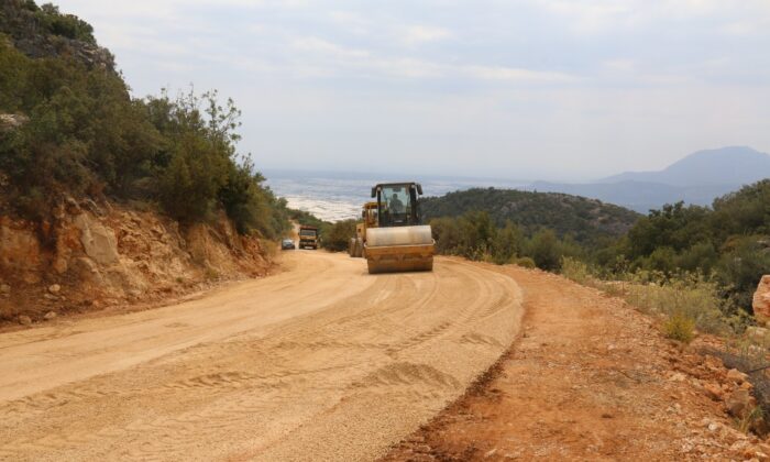 Kaş Aklar grup yolunda asfalt çalışması