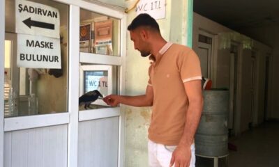 Kasiyer karga görenleri şaşırtıyor