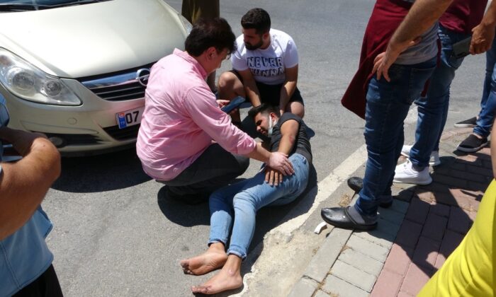 Kasksız motosiklet sürücüsü saniyelerle ölümden döndü