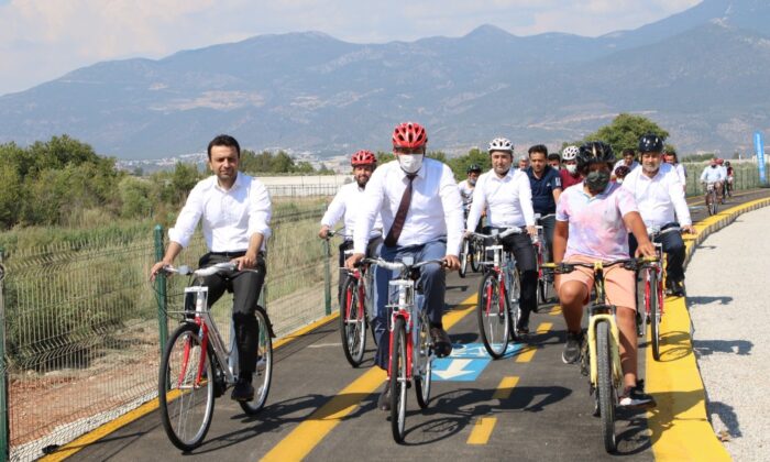 Kaş’ta kapalı pazar yeri ve bisiklet yolu hizmete açıldı