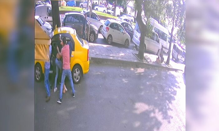 Kavga anı güvenlik kamerasına yansıdı